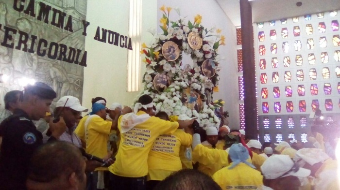 Devotos y tradicionalistas acompañan en su regreso a Las Sierritas a