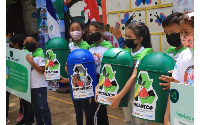 Alcaldía de Managua entrega depósitos de basura en centro escolar