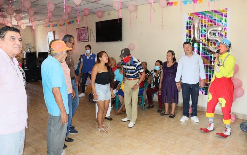 Adultos mayores disfrutan celebración por los 15 años de la Casa Club