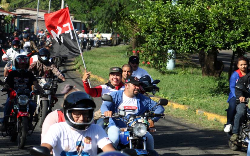 Caravana en saludo a Octubre Victorioso recorre calles del