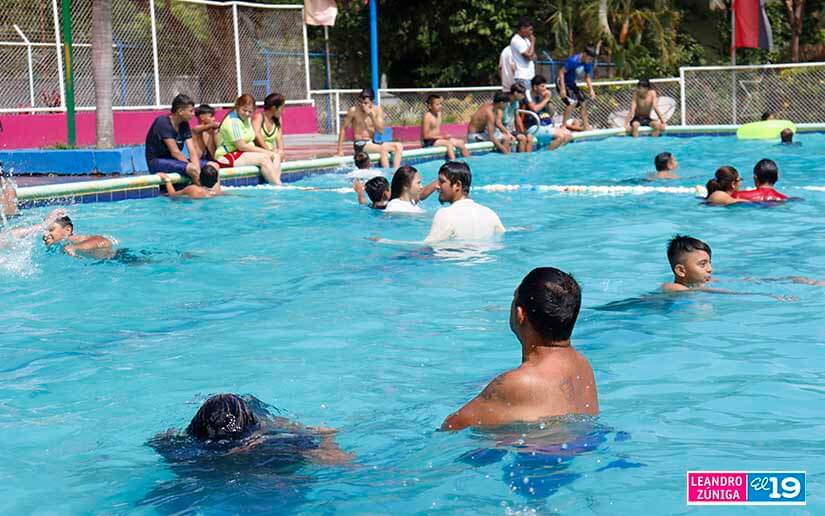 Familias disfrutan de las aguas de Xiloá y Xilonem