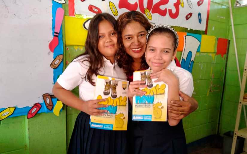 Ministerio De Educaci N Entrega Libros De Ingl S En El Colegio San