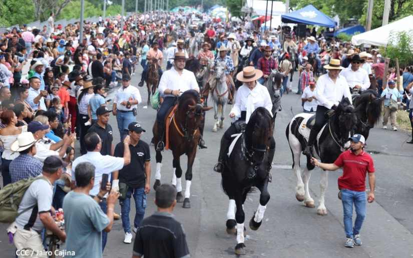 Espectacular desfile hípico recorre las principales calles de Managua