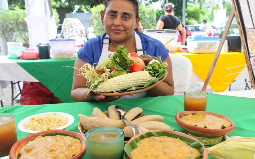 Celebran el Día del Maíz en la Avenida de Bolívar a Chávez