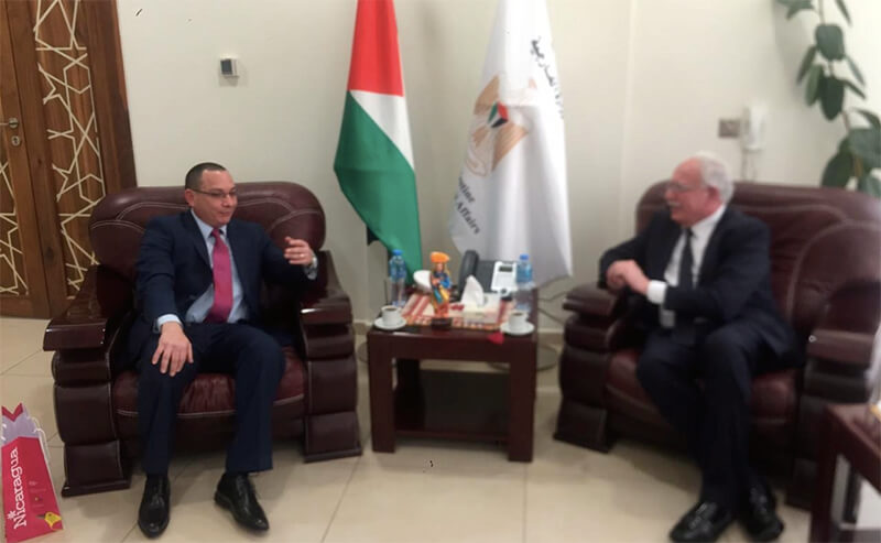 Embajador De Nicaragua En Palestina Presenta Copias De Estilo