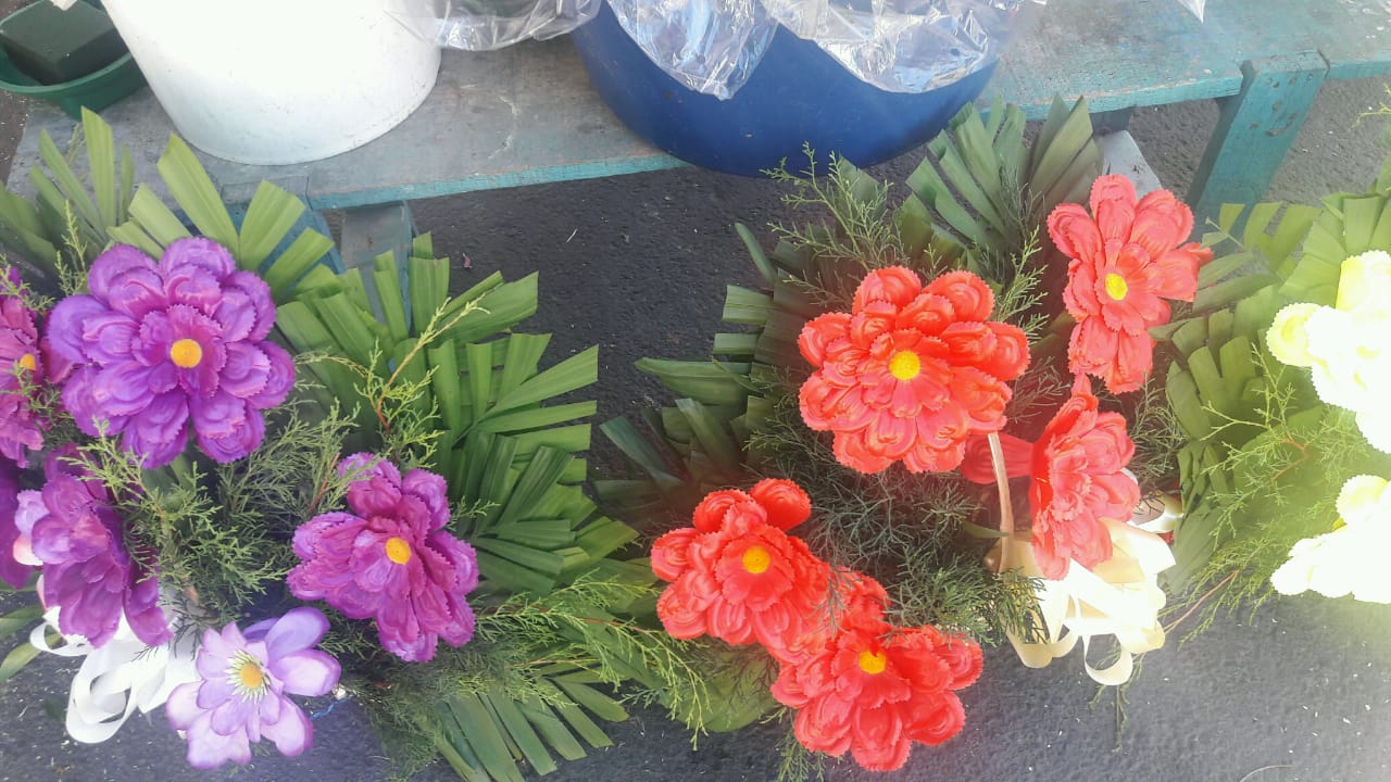 Vendedores de flores preparados para el día de los Fieles Difuntos