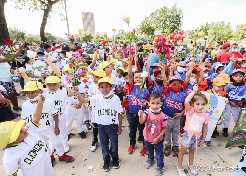 Tributo al beisbolista Roberto Clemente a 49 años de su paso a la