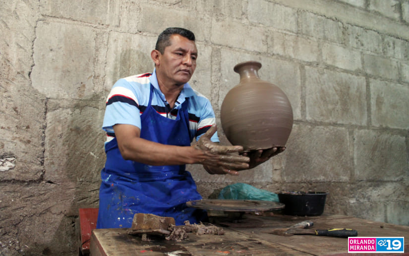 Artesano trabajando una pieza a torno (Foto: Tierras de Cerámica).