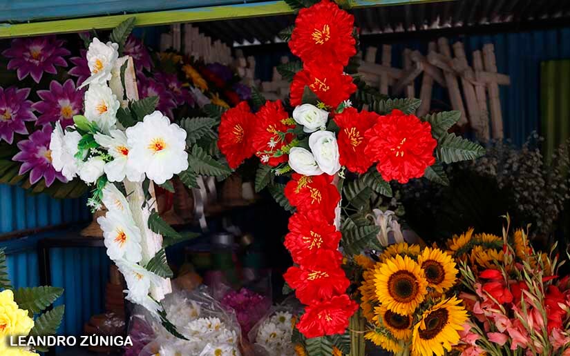 Accesorios y flores listos para este 2 de noviembre en cementerios de  Managua