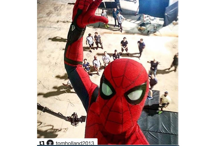 Tom Holland celebra que sólo falta un año para el estreno de 'Spiderman:  Homecoming'