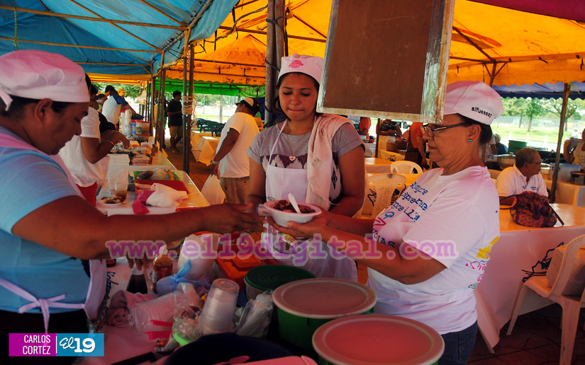 Plaza 22 de Agosto acoge la Feria de la Miel y el Mar