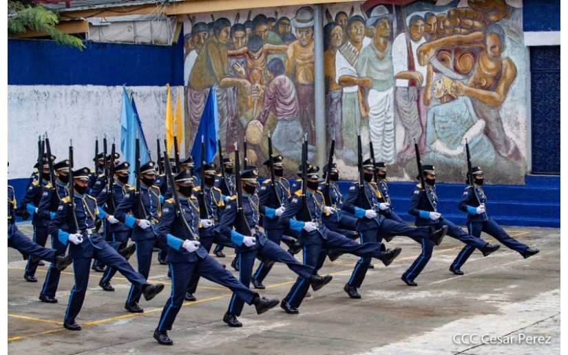 Cadetes De La Academia Walter Mendoza Saludan 41 Aniversario De Constitucion De La Policia Nacional