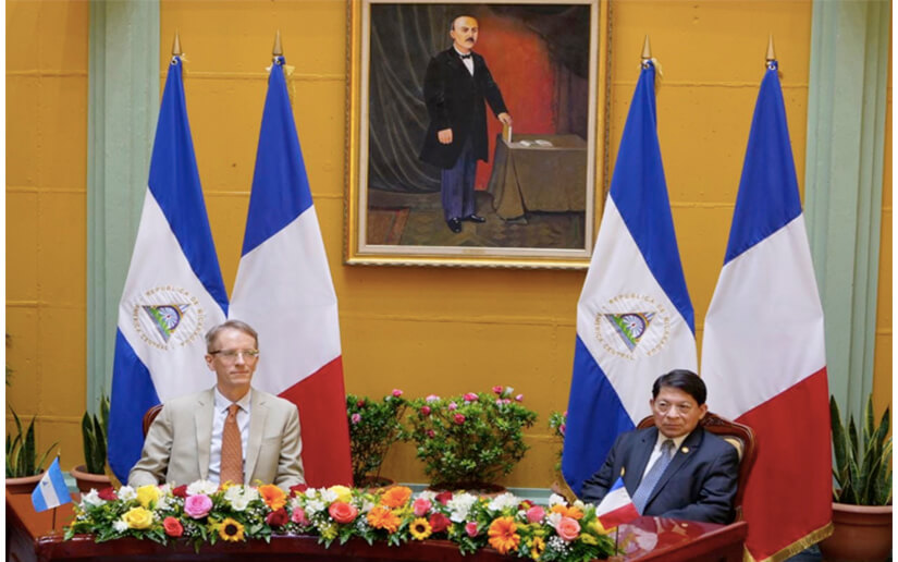 Condecoran al Embajador de Francia