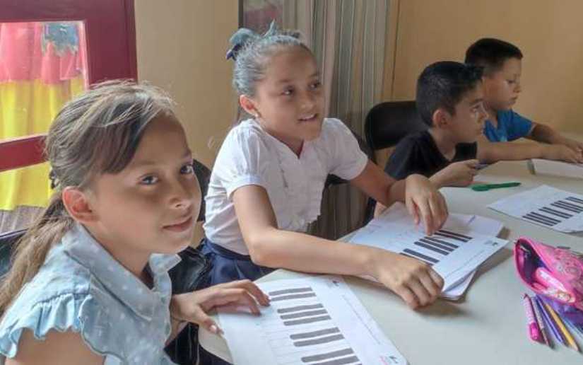 Niñas y niños inician curso de Piano en Nueva Guinea