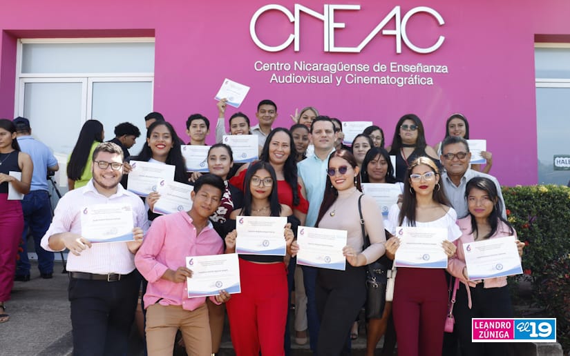 Entregan reconocimientos a estudiantes de comunicación tras finalizar prácticas profesionales