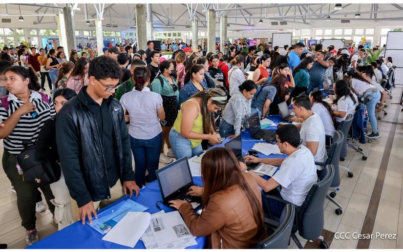 Ministerio de la Juventud entrega más de 27 mil becas universitarias a jóvenes 