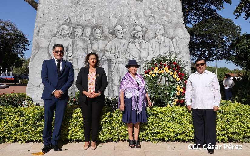 Canciller de Bolivia coloca ofrenda floral en el Monumento a los Héroes en Managua, Nicaragua