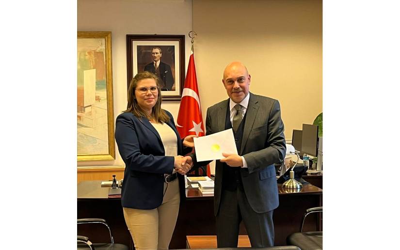 Embajadora de Nicaragua en Türkiye entrega Copias de Estilo