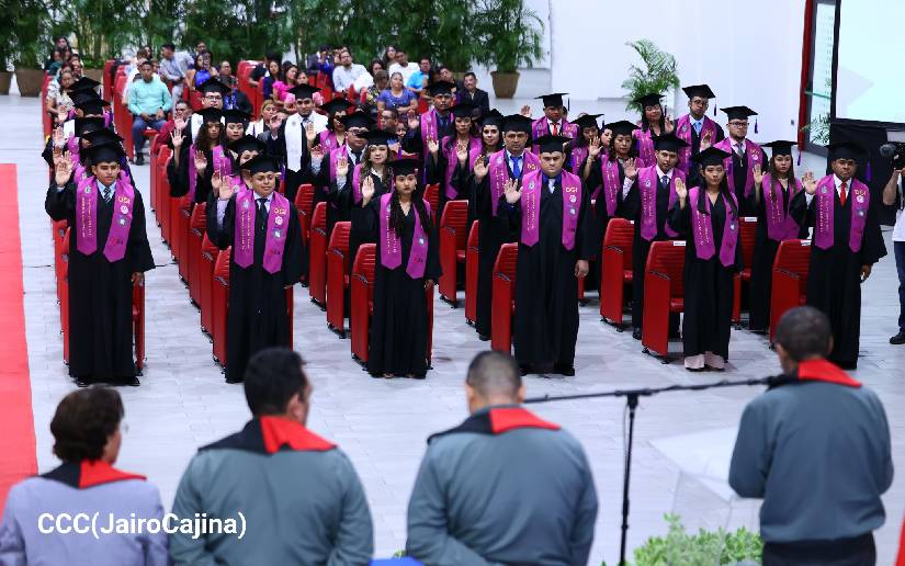 DGI y UNAN-Managua celebran graduación de maestrías en homenaje a Héroes y Mártires de Veracruz