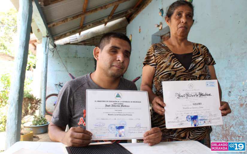 Esta es la historia de Joel que nació ciego, pero aprendió a leer ...